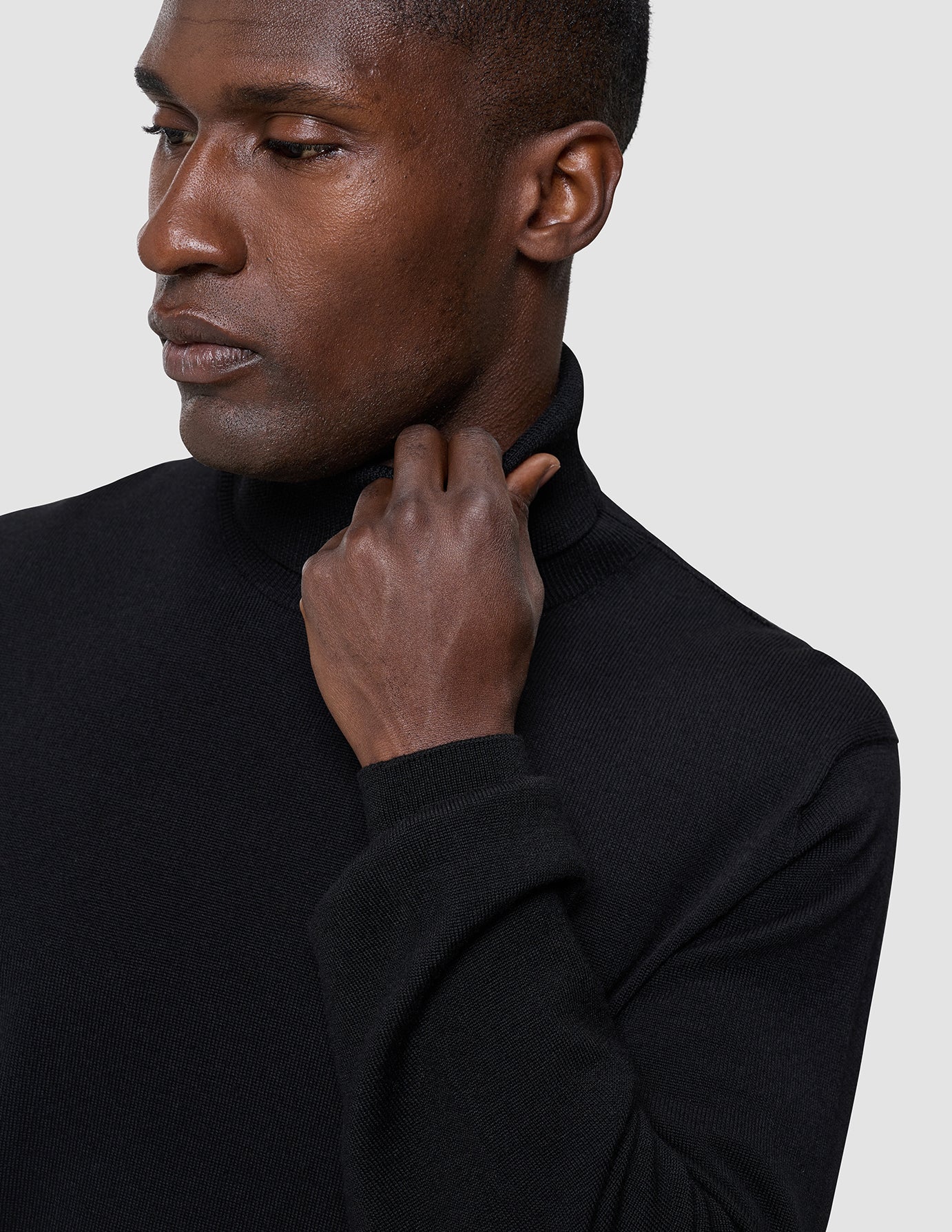 Seamless Premium Merino Knit Turtleneck Black - Image 4