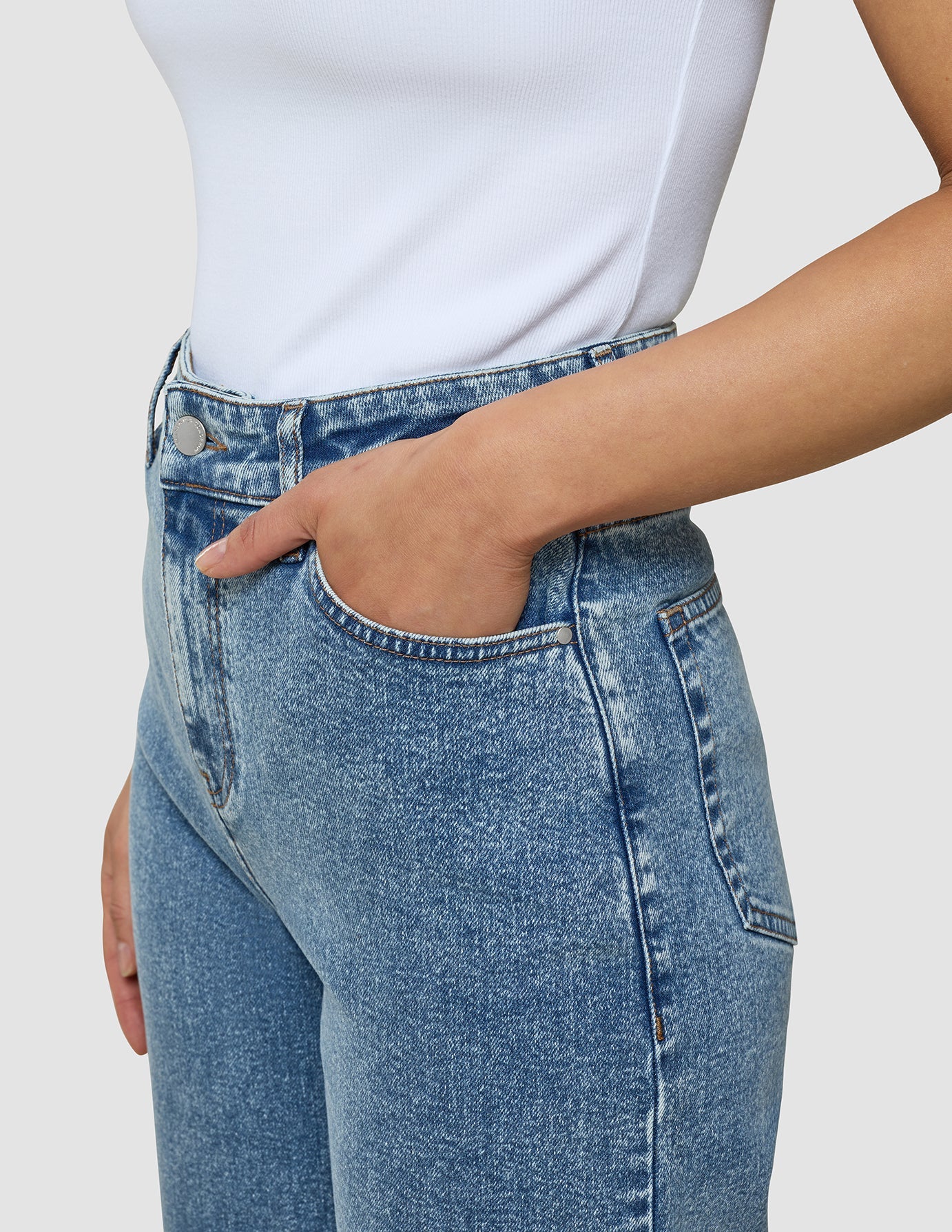 Women's Classic Jeans Relaxed Fit Snow Blue Wash - Image 4