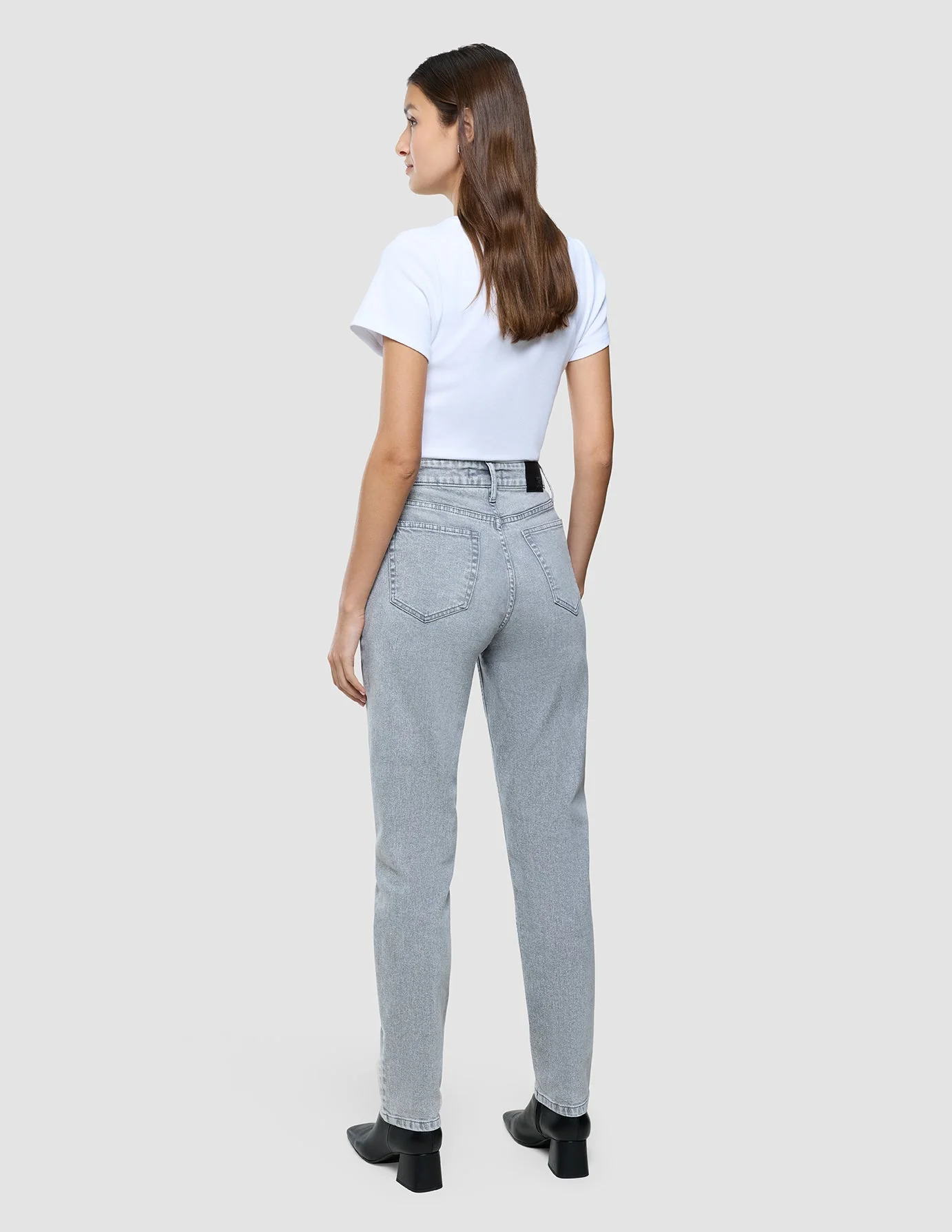 Women's Classic Jeans Tapered Light Grey Washed - Image 4