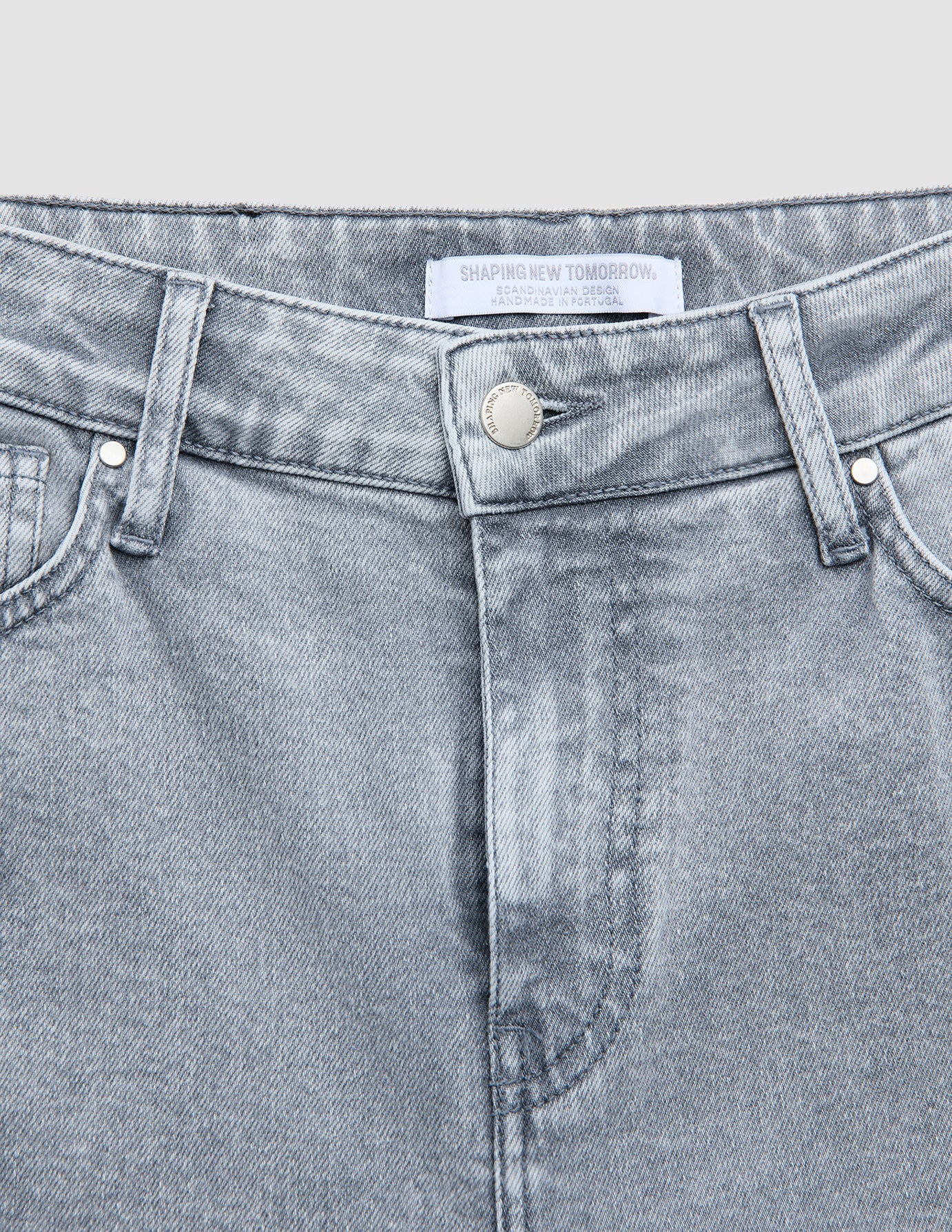 Women's Classic Jeans Tapered Light Grey Washed - Image 6